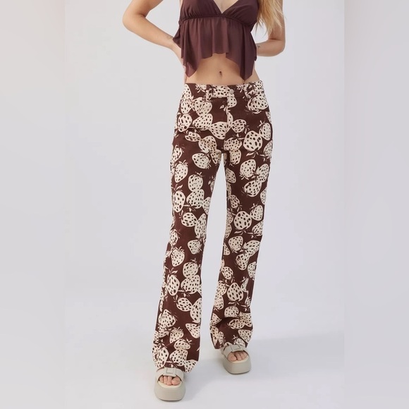 UO BDG '90s Mid-Rise Bootcut Jean in Brown, Strawberry Print, Size: 26, NWT - Picture 2 of 16